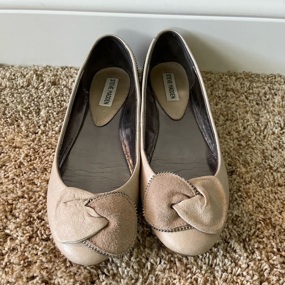 Steve Madden cream flats with Zipper trim.
